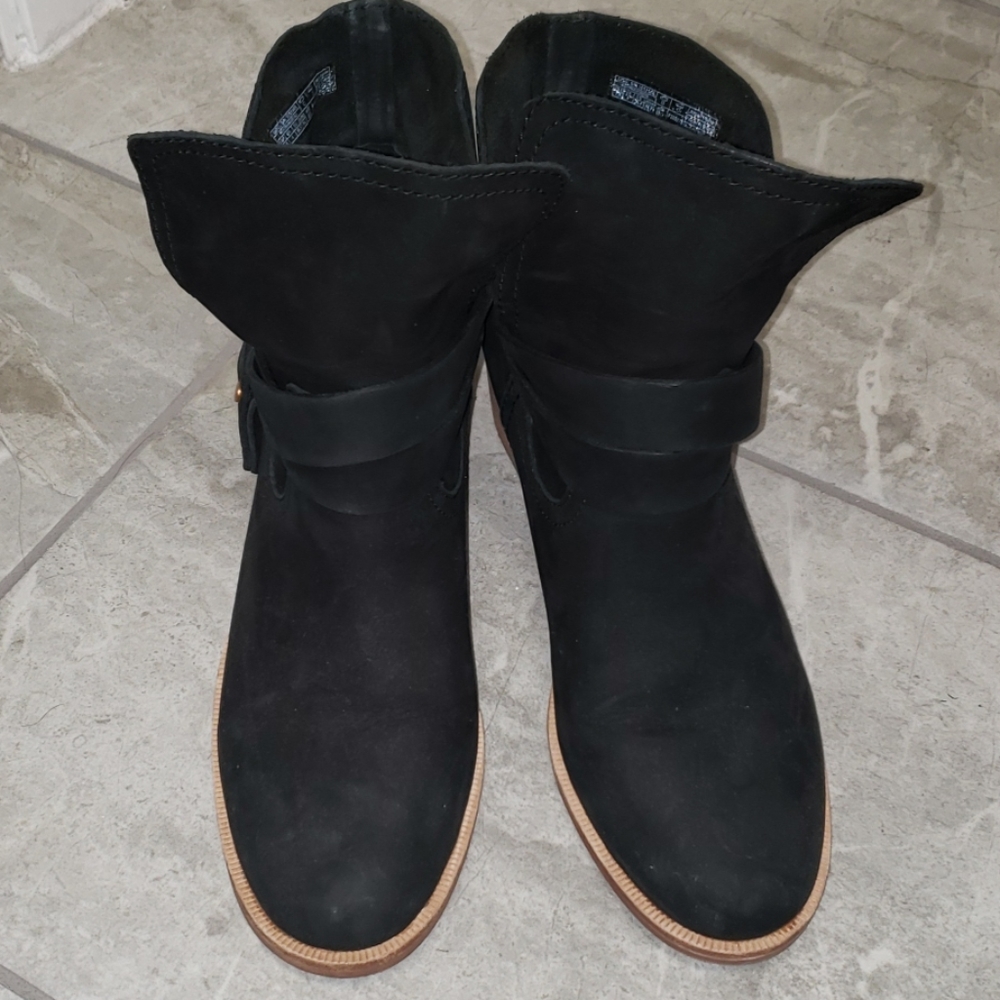 Uggs - image 1
